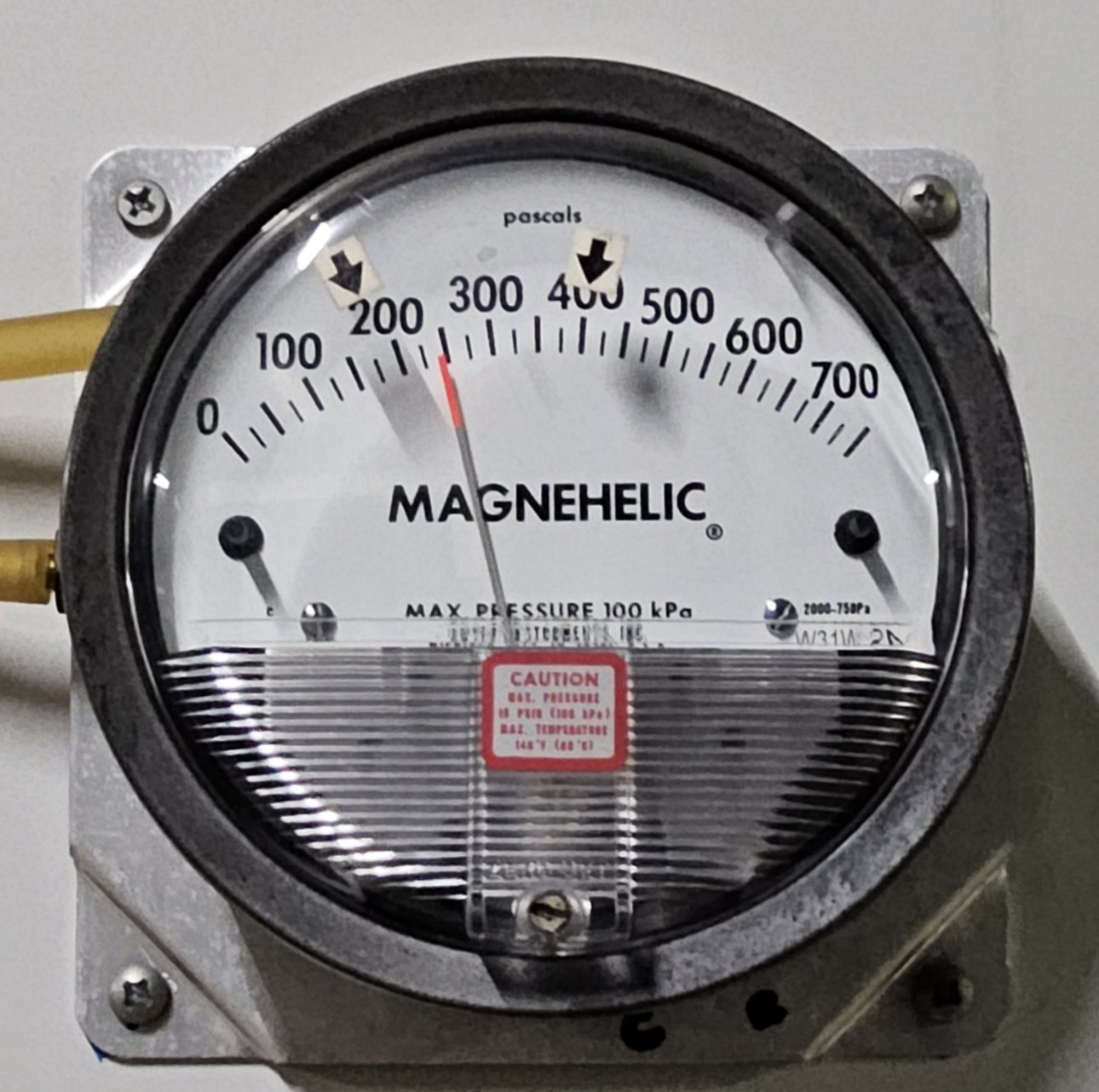 Mechanical differential pressure gauge measuring small changes