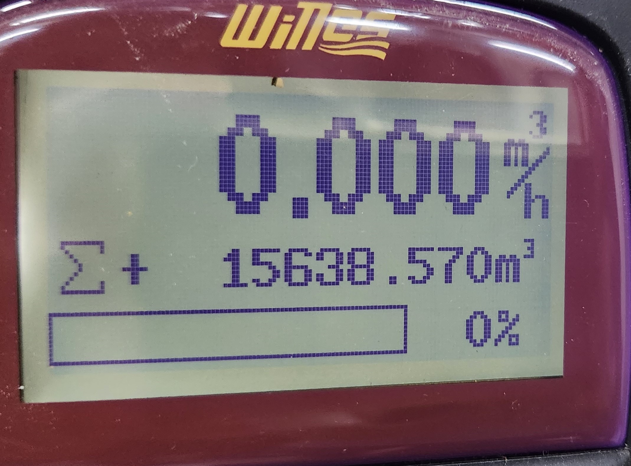 LCD screen showing accumulated flow measurements