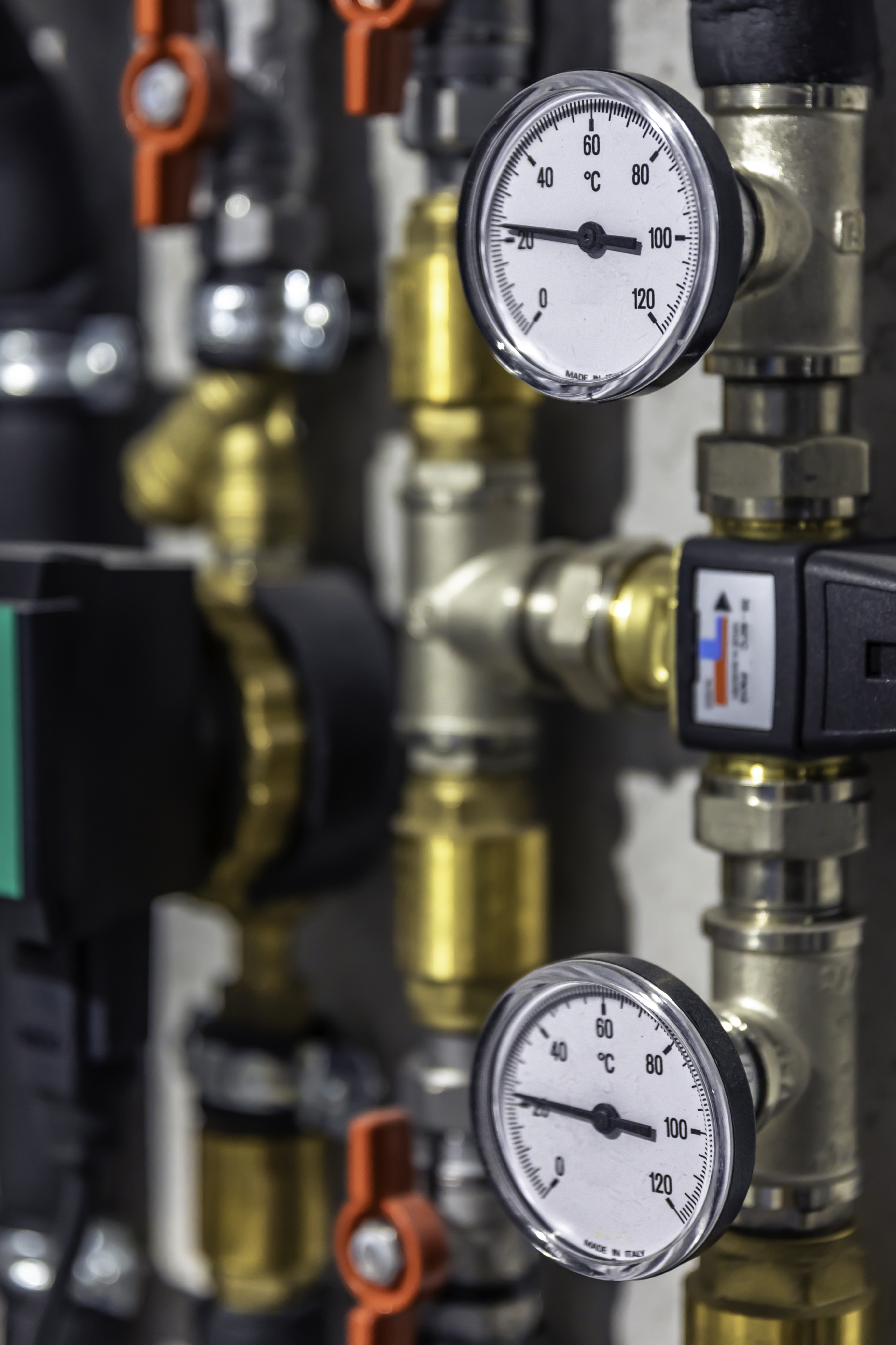 Analog_gauges_in_a_factory