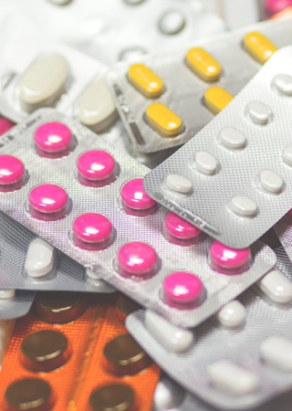 Stacked_finished_pharmaceutical_tablets
